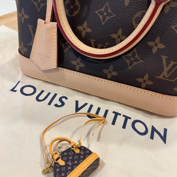 Meet your Posher, Sabrina - Picture 1 of 4